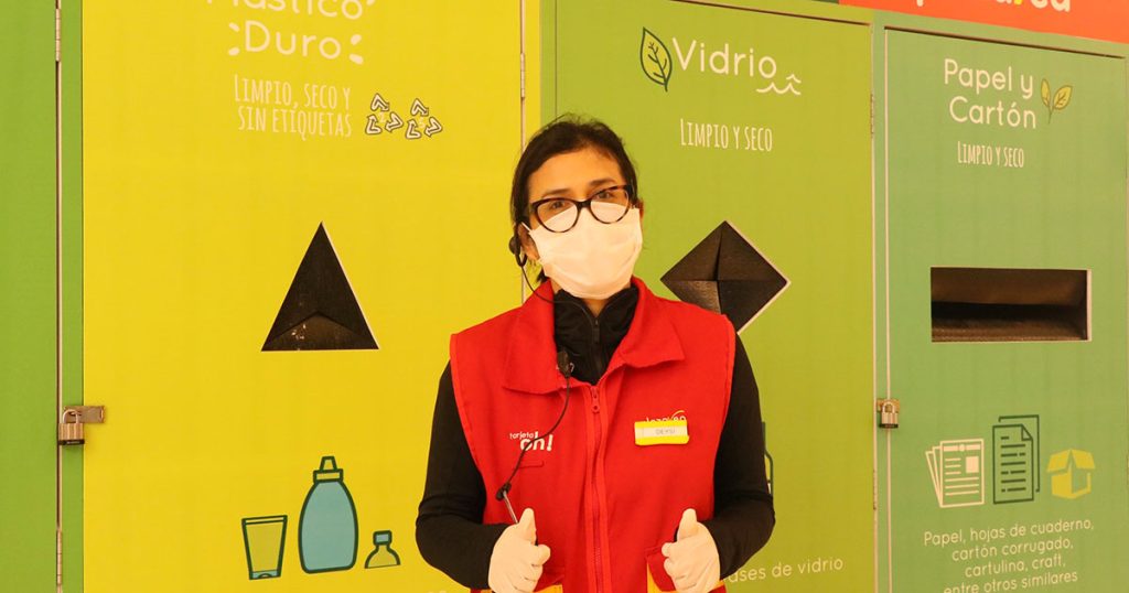 plaza vea supermarket worker