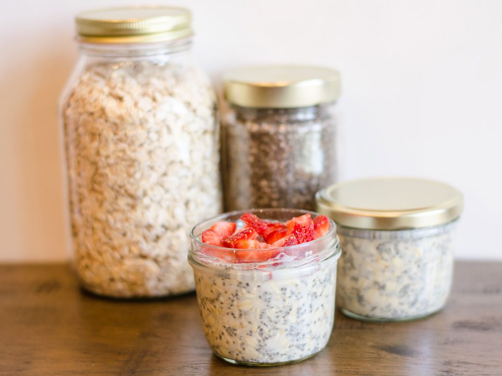 Avena y cereales para el desayuno en tarros de vidrio