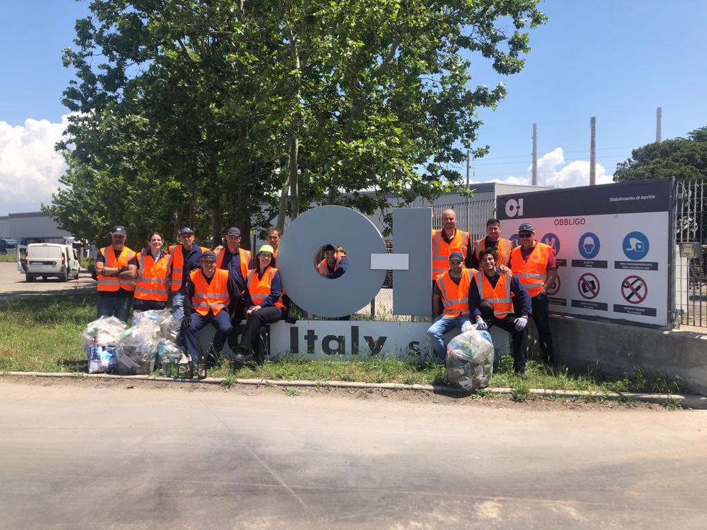 Los empleados de O-I participan como voluntarios en un día de limpieza afuera de nuestra planta en Aprilla, Italia.
