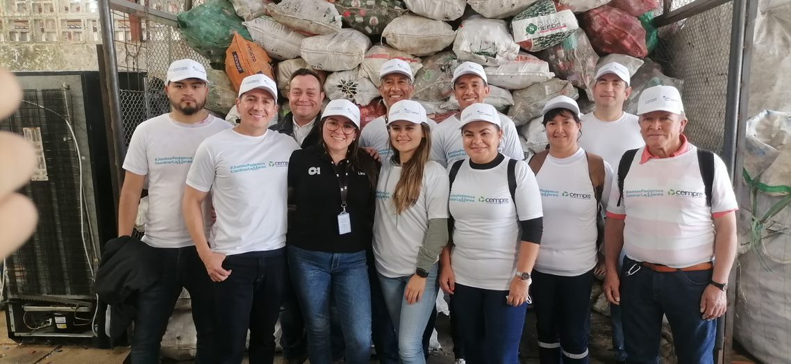 O-I employees volunteer to raise awareness about caring for our hydrographic resources. They collaborated with recyclers and visited the warehouse of a recycling association.