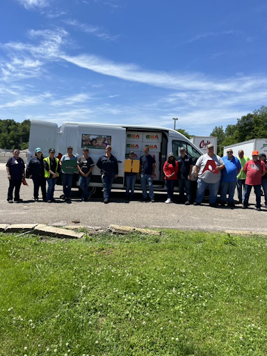 Los empleados de O-I de nuestras instalaciones de Zanesville, OH, se reunieron para reunir más de 1.200 kits de comida para la Alianza contra el Hambre Infantil. Estos kits proporcionaron 6.000 comidas a niños que sufren inseguridad alimentaria en la región de Zanesville.