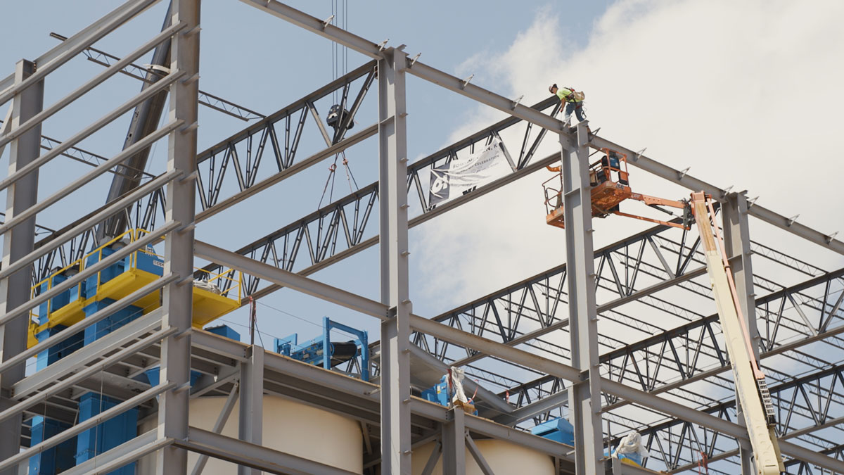 The final beam is placed at O-I's glass making plant in Bowling Green, KY.